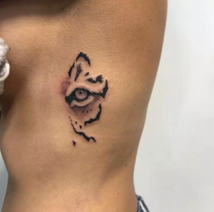 Tattoo met tijgers (44 foto's): schetsen en de waarde van tatoeages, tatoeage op de schouder en bij de hand, op de borst en op de achterkant, op de voet en op de borstel, op de onderarm en in andere zones 14168_19