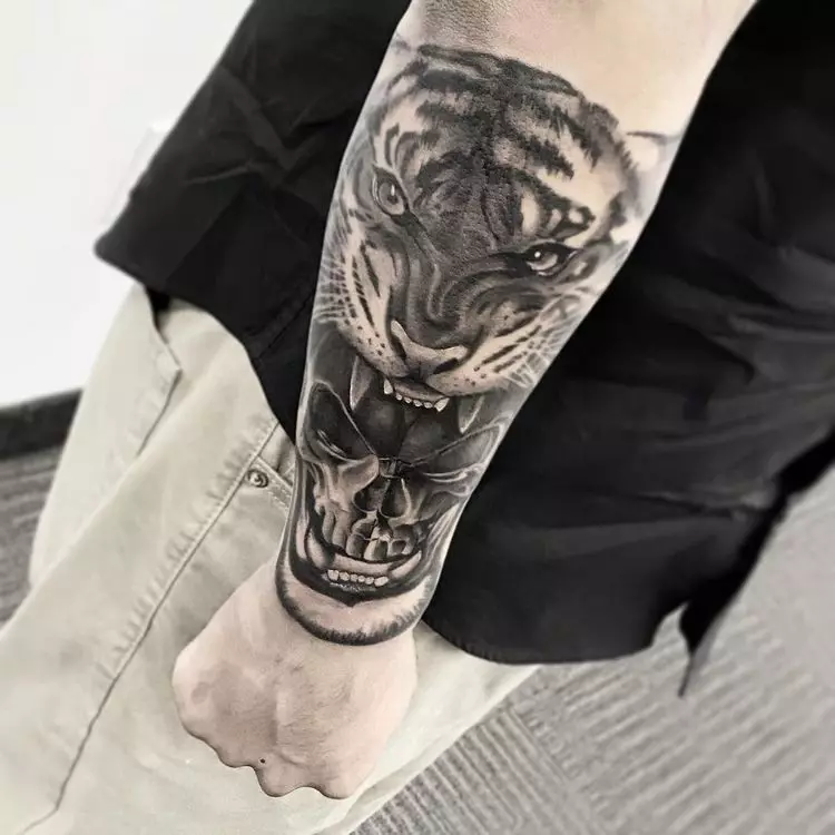Tattoo met tijgers (44 foto's): schetsen en de waarde van tatoeages, tatoeage op de schouder en bij de hand, op de borst en op de achterkant, op de voet en op de borstel, op de onderarm en in andere zones 14168_20