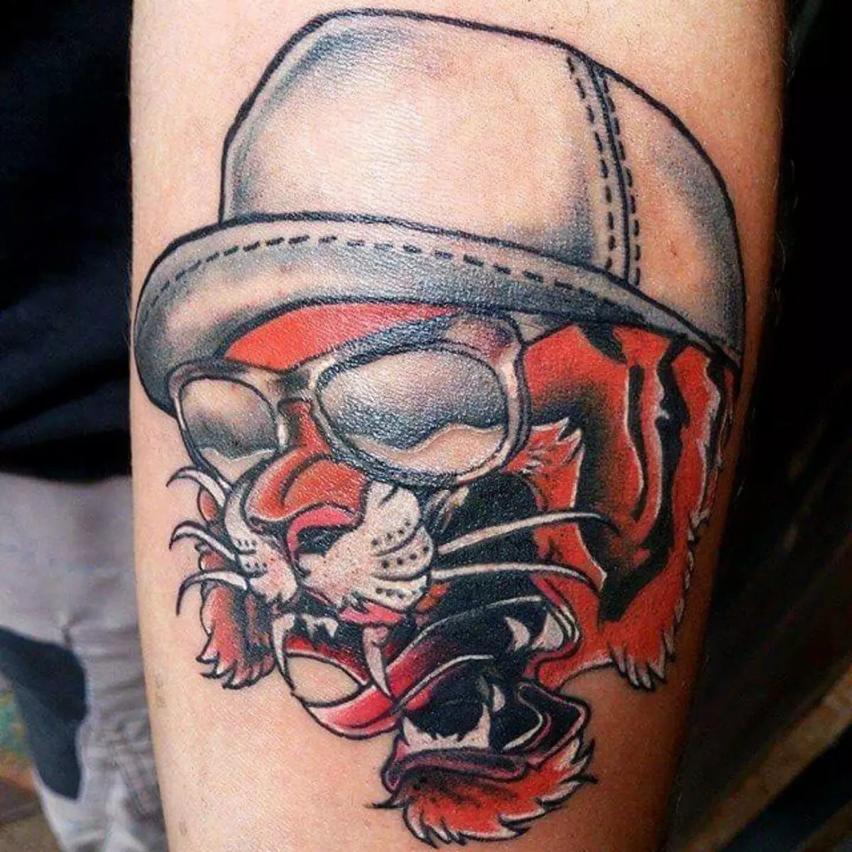 Tattoo met tijgers (44 foto's): schetsen en de waarde van tatoeages, tatoeage op de schouder en bij de hand, op de borst en op de achterkant, op de voet en op de borstel, op de onderarm en in andere zones 14168_23