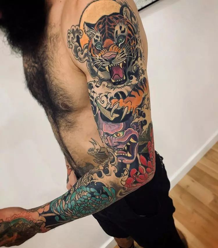 Tattoo met tijgers (44 foto's): schetsen en de waarde van tatoeages, tatoeage op de schouder en bij de hand, op de borst en op de achterkant, op de voet en op de borstel, op de onderarm en in andere zones 14168_25