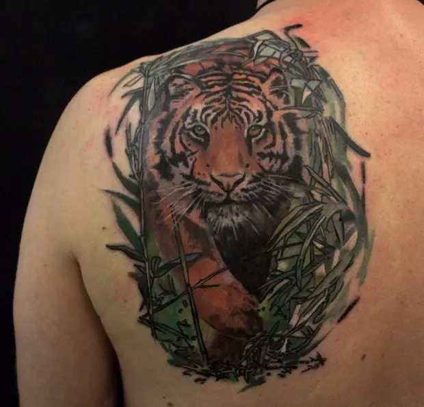 Tattoo met tijgers (44 foto's): schetsen en de waarde van tatoeages, tatoeage op de schouder en bij de hand, op de borst en op de achterkant, op de voet en op de borstel, op de onderarm en in andere zones 14168_26
