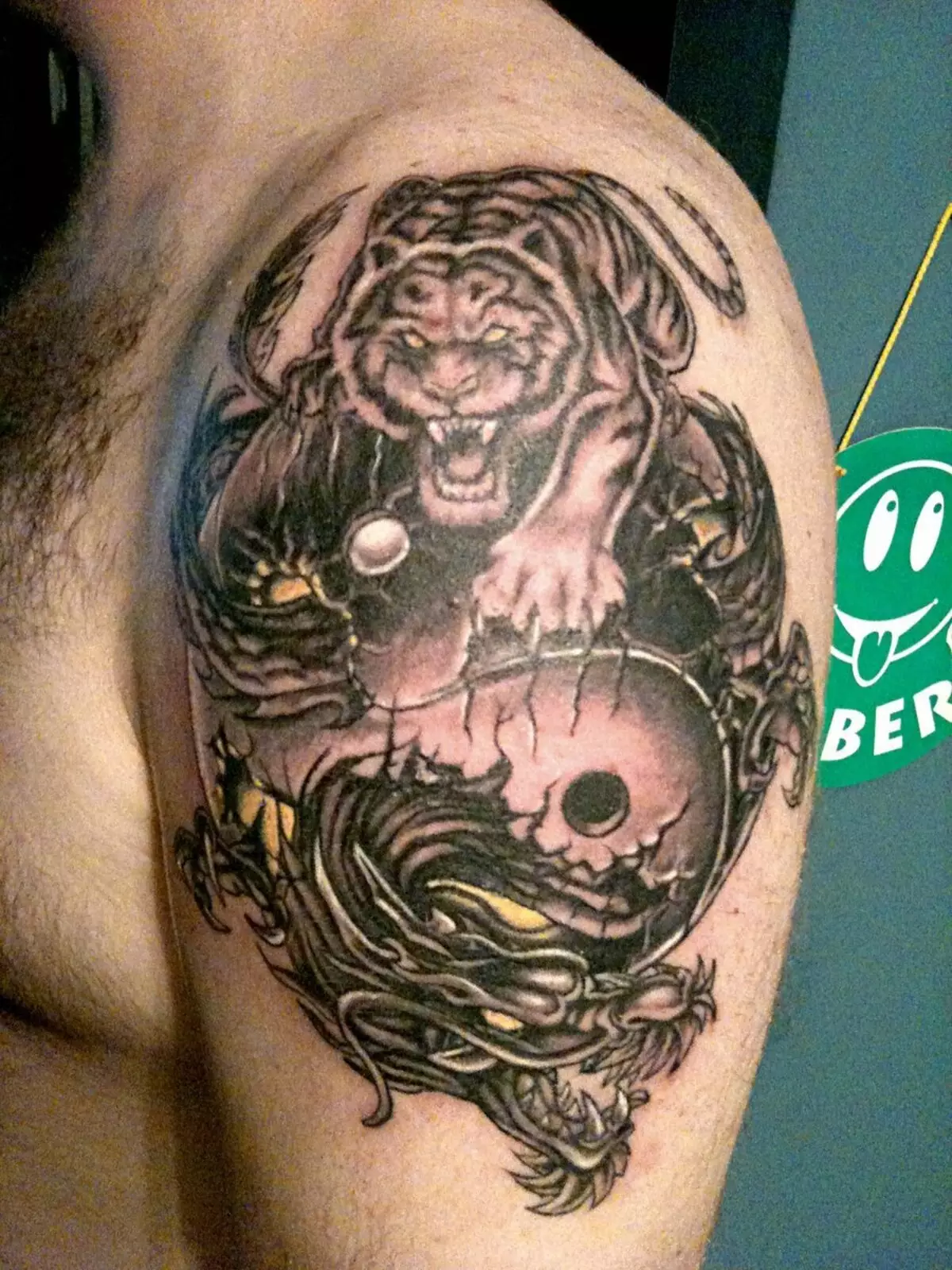 Tattoo met tijgers (44 foto's): schetsen en de waarde van tatoeages, tatoeage op de schouder en bij de hand, op de borst en op de achterkant, op de voet en op de borstel, op de onderarm en in andere zones 14168_29