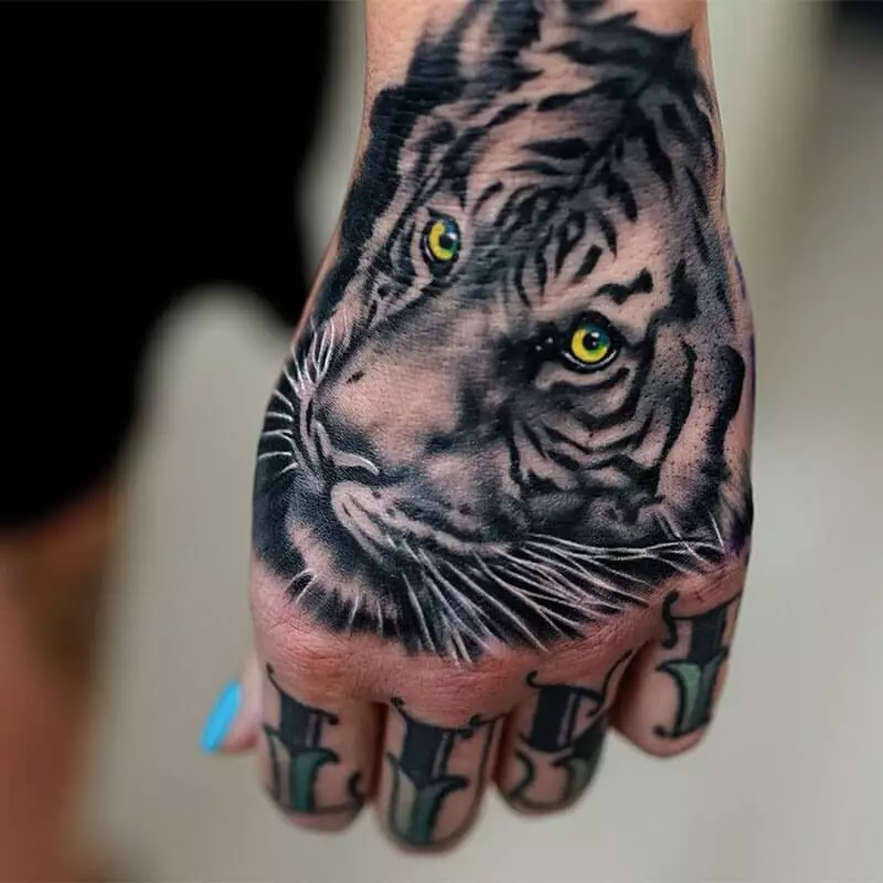 Tattoo met tijgers (44 foto's): schetsen en de waarde van tatoeages, tatoeage op de schouder en bij de hand, op de borst en op de achterkant, op de voet en op de borstel, op de onderarm en in andere zones 14168_3