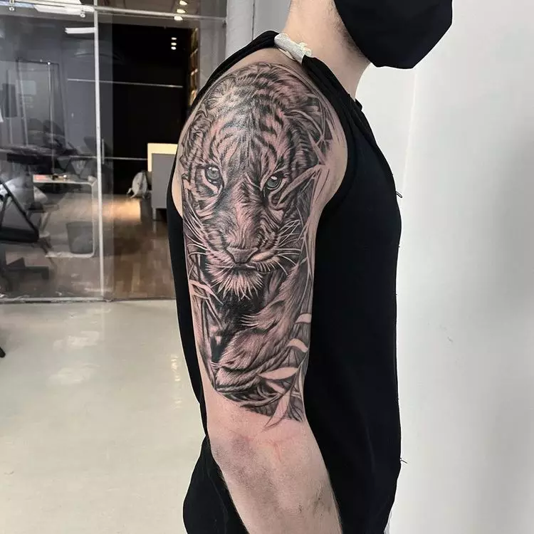 Tattoo met tijgers (44 foto's): schetsen en de waarde van tatoeages, tatoeage op de schouder en bij de hand, op de borst en op de achterkant, op de voet en op de borstel, op de onderarm en in andere zones 14168_38