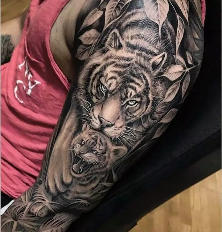 Tattoo met tijgers (44 foto's): schetsen en de waarde van tatoeages, tatoeage op de schouder en bij de hand, op de borst en op de achterkant, op de voet en op de borstel, op de onderarm en in andere zones 14168_7