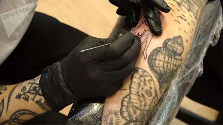 Shield: skices tetovējums meitenēm un vīriešiem. Kā padarīt tetovējumus rokaspunktā? Kas ir nepieciešams, lai pieteiktos? 14172_36