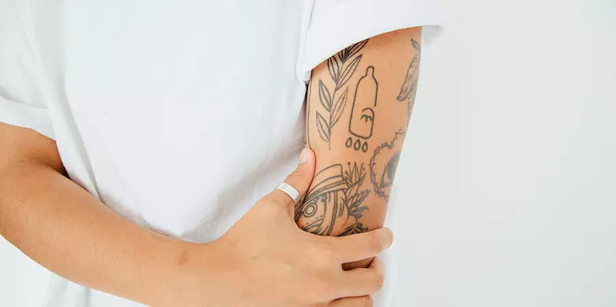 Shield: skices tetovējums meitenēm un vīriešiem. Kā padarīt tetovējumus rokaspunktā? Kas ir nepieciešams, lai pieteiktos? 14172_5