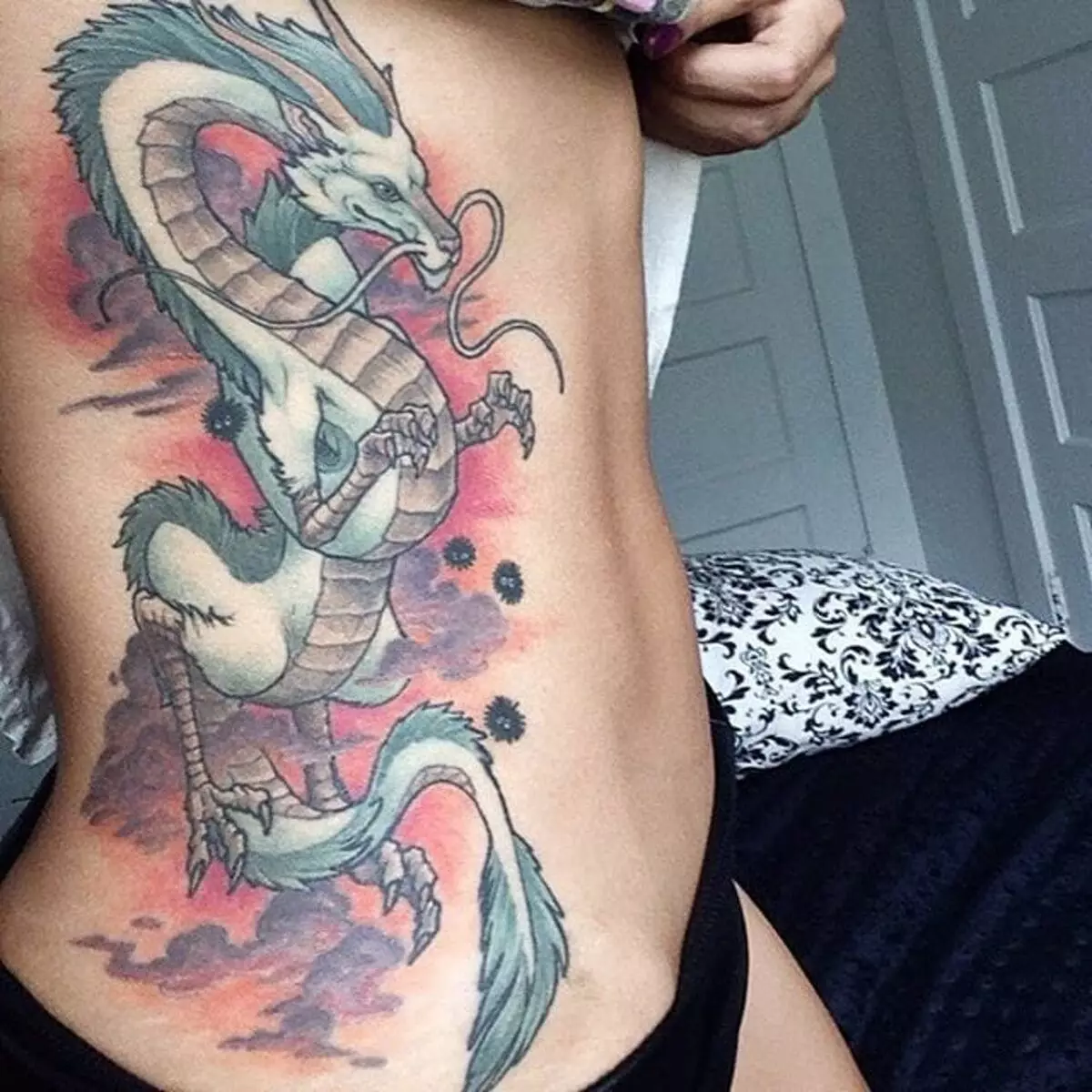 Tatouage avec le dragon japonais: des croquis et la valeur des tatouages ​​dans le style du Japon, des manches à la main et du tatouage sur l'épaule, sur la pelle et sur la poitrine, sur le pied et dans d'autres zones 14174_11