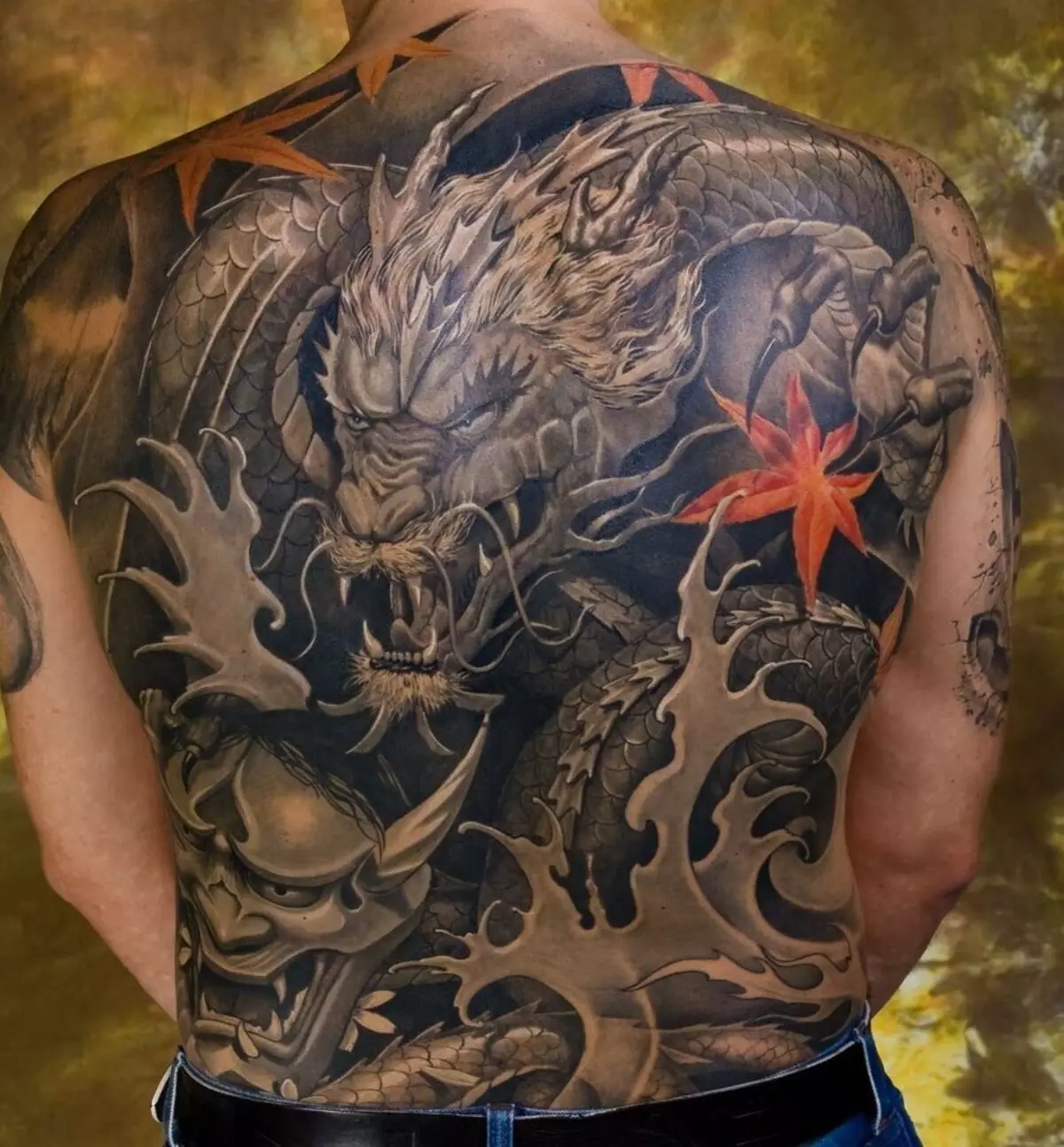 Een met die Japannese draak: Sketse en die waarde van tattoos in die styl van Japan, mou op hand en tattoo op die skouer, op die graaf en op die bors, op die voet en in ander gebiede 14174_17