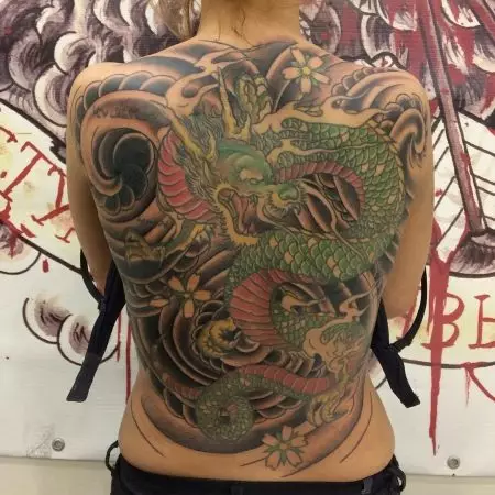 Tattoo mat der japanescher Draach: Skizzen an de Wäert vun Tattooen am Stil vu Japan, Hülsen op der Hand an Tattoo op der Schëller, op der Këscht, op der Këscht 14174_21
