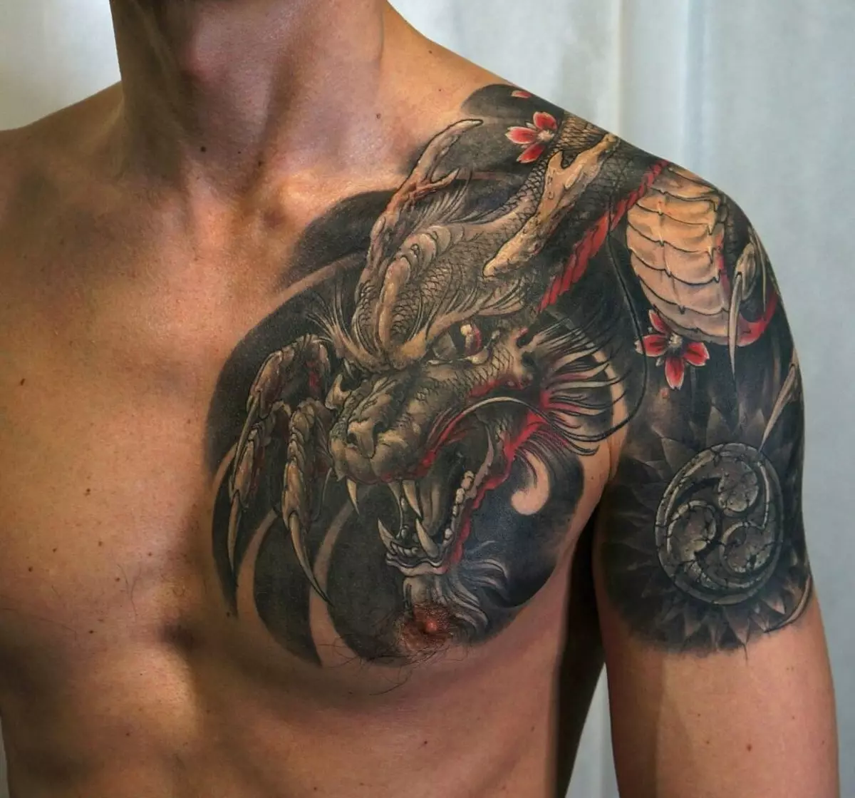 Tattoo mat der japanescher Draach: Skizzen an de Wäert vun Tattooen am Stil vu Japan, Hülsen op der Hand an Tattoo op der Schëller, op der Këscht, op der Këscht 14174_24