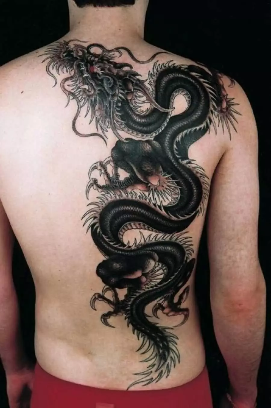Tattoo cu dragonul japonez: schițe și valoarea tatuajelor în stilul Japoniei, mânecă pe mână și tatuaj pe umăr, pe lopată și pe piept, pe picior și în alte zone 14174_25