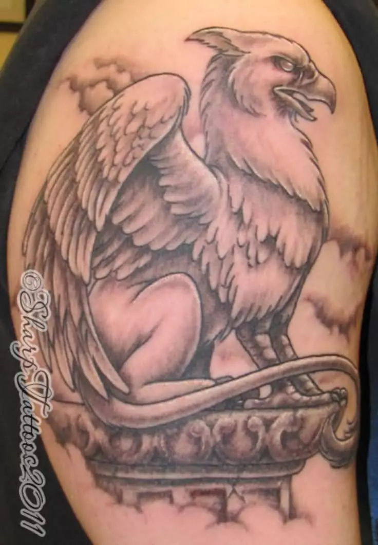 Tattoo me Griffins (27 foto): Vlera e tatuazheve për burrat dhe për vajzat, skicat e tatuazhit në dorë dhe në anën e pasme, në gjoks dhe në zona të tjera 14175_12