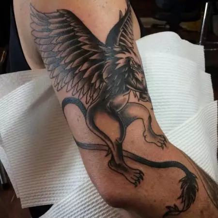 Tattoo ine griffins (27 photos): kukosha kwe tattoo kune varume uye kune vasikana, makateya e tattoo paruoko uye kumashure, pachipfuva uye mune mamwe matunhu 14175_19