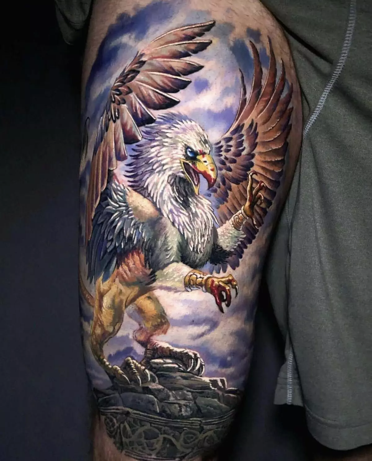 Tattoo me Griffins (27 foto): Vlera e tatuazheve për burrat dhe për vajzat, skicat e tatuazhit në dorë dhe në anën e pasme, në gjoks dhe në zona të tjera 14175_2