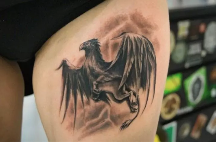 Tattoo ກັບ griffins (27 ຮູບພາບ): ມູນຄ່າຂອງການສັກຢາສໍາລັບຜູ້ຊາຍແລະສໍາລັບເດັກຍິງ, sketches ຂອງ tattoo ແລະດ້ານຫລັງ, ຢູ່ໃນຫນ້າເອິກແລະໃນເຂດອື່ນໆ 14175_21