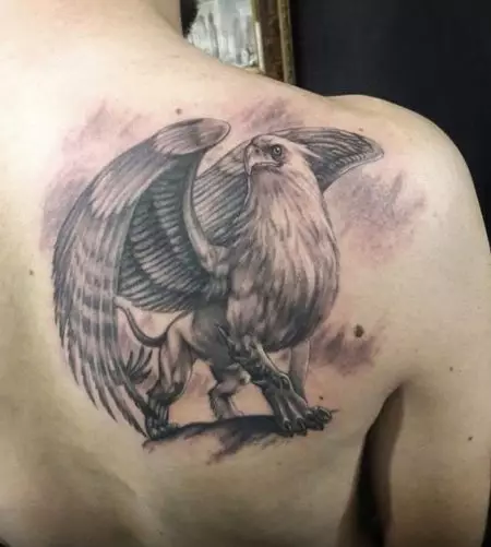 Tetovaža s griffina (27 fotografija): vrijednost tetovaža za muškarce i za djevojčice, skice tetovaže na ruci i na leđima, na prsima iu drugim zonama 14175_26