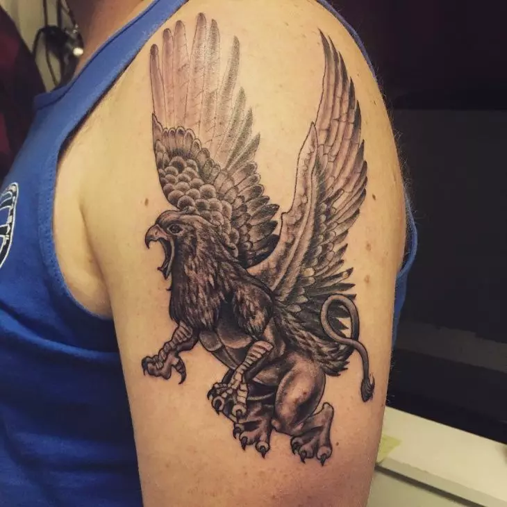 Tattoo me Griffins (27 foto): Vlera e tatuazheve për burrat dhe për vajzat, skicat e tatuazhit në dorë dhe në anën e pasme, në gjoks dhe në zona të tjera 14175_3