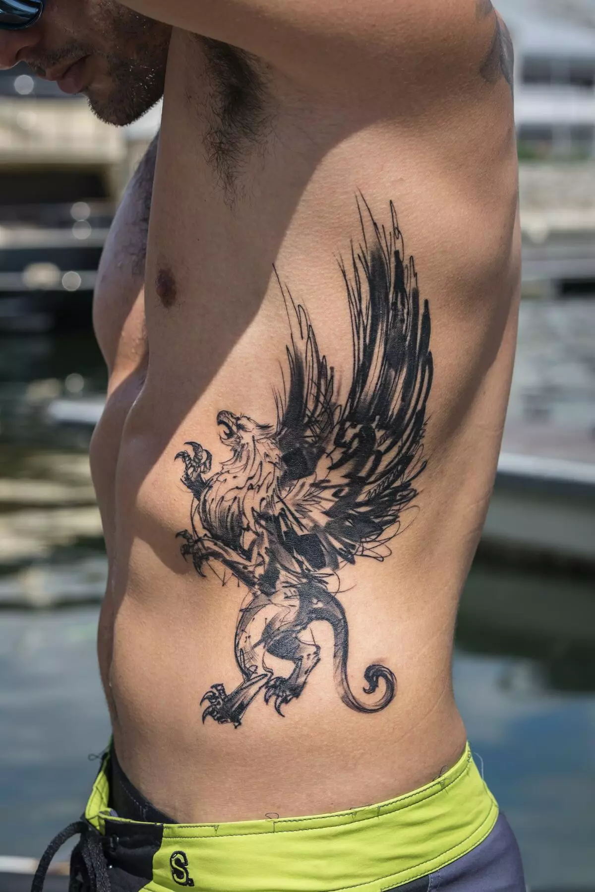 Tato dengan Griffins (27 foto): Nilai tato untuk pria dan untuk anak perempuan, sketsa tato di tangan dan di belakang, di dada dan di zona lain 14175_4