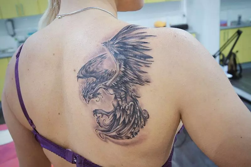 Tetovaža s griffina (27 fotografija): vrijednost tetovaža za muškarce i za djevojčice, skice tetovaže na ruci i na leđima, na prsima iu drugim zonama 14175_9