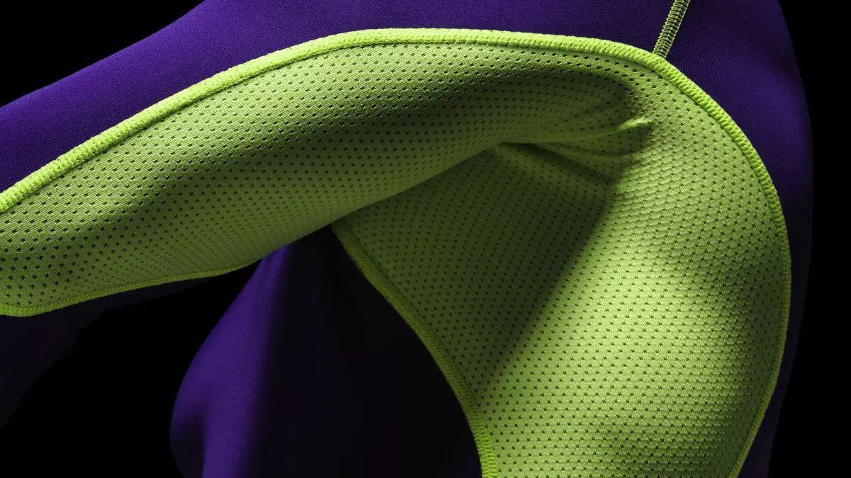 Nike Thermal Underwear: Manuell omsättning för fotboll, baby och kvinnors modeller. Tronoski och Thermoshten, Terlamocraft och andra arter, valfrihet och bär 1417_12