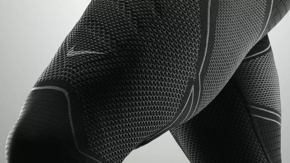 Nike Thermal Underwear: Manuell omsättning för fotboll, baby och kvinnors modeller. Tronoski och Thermoshten, Terlamocraft och andra arter, valfrihet och bär 1417_13