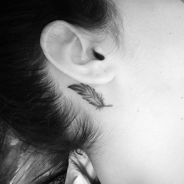 Tatuiruotė už mergaičių ausies (39 nuotraukos): mažų tatuiruočių eskizai, moterų mini tatuiruotės vertė, tatuiruotės su žvaigždėmis ir užrašais, gyvatėmis ir plunksnomis, kitomis galimybėmis 14190_17