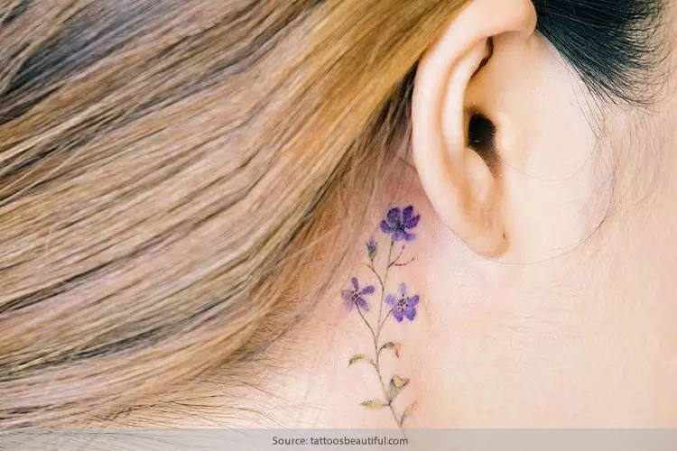Tattoo bakom örat för tjejer (39 bilder): Skisser av små tatueringar, värdet av kvinnors mini-tatuering, tatueringar med stjärnor och inskriptioner, ormar och fjädrar, andra alternativ 14190_2