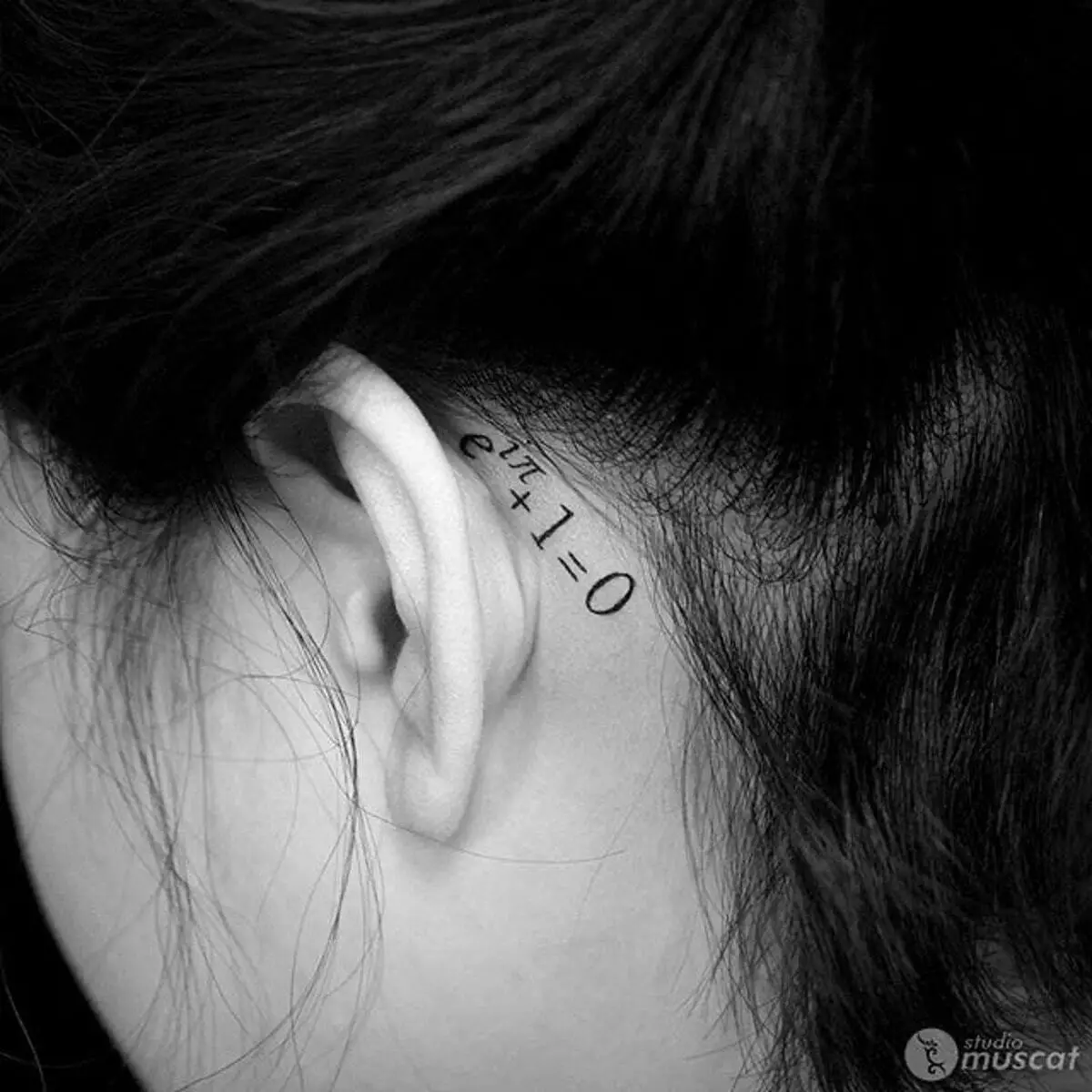 纹身在耳朵后面的女孩（39张照片）：小纹身素描，女性迷你纹身的价值，纹身与星星和铭文，蛇和羽毛，其他选择 14190_21