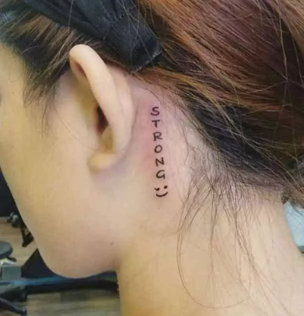 Tetovaža iza uha za djevojčice (39 fotografija): skice malih tetovaža, vrijednost ženskog mini tetovaže, tetovaže sa zvijezdama i natpisima, zmije i perja, druge mogućnosti 14190_22