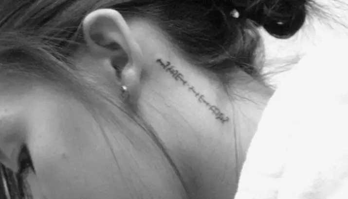 Tatuaż za ucho dla dziewcząt (39 zdjęć): szkice małych tatuaży, wartość mini-tatuażu damskiego, tatuaże z gwiazdami i napisami, wężem i piórami, inne opcje 14190_24