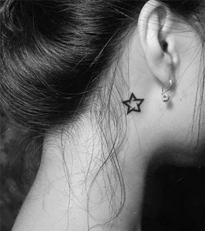 Tattoo bakom örat för tjejer (39 bilder): Skisser av små tatueringar, värdet av kvinnors mini-tatuering, tatueringar med stjärnor och inskriptioner, ormar och fjädrar, andra alternativ 14190_25