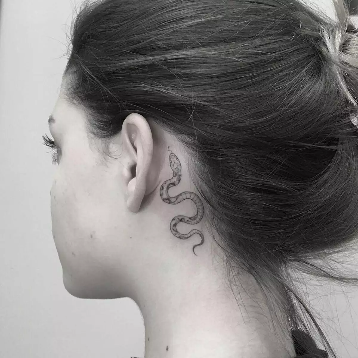 Tatuiruotė už mergaičių ausies (39 nuotraukos): mažų tatuiruočių eskizai, moterų mini tatuiruotės vertė, tatuiruotės su žvaigždėmis ir užrašais, gyvatėmis ir plunksnomis, kitomis galimybėmis 14190_31