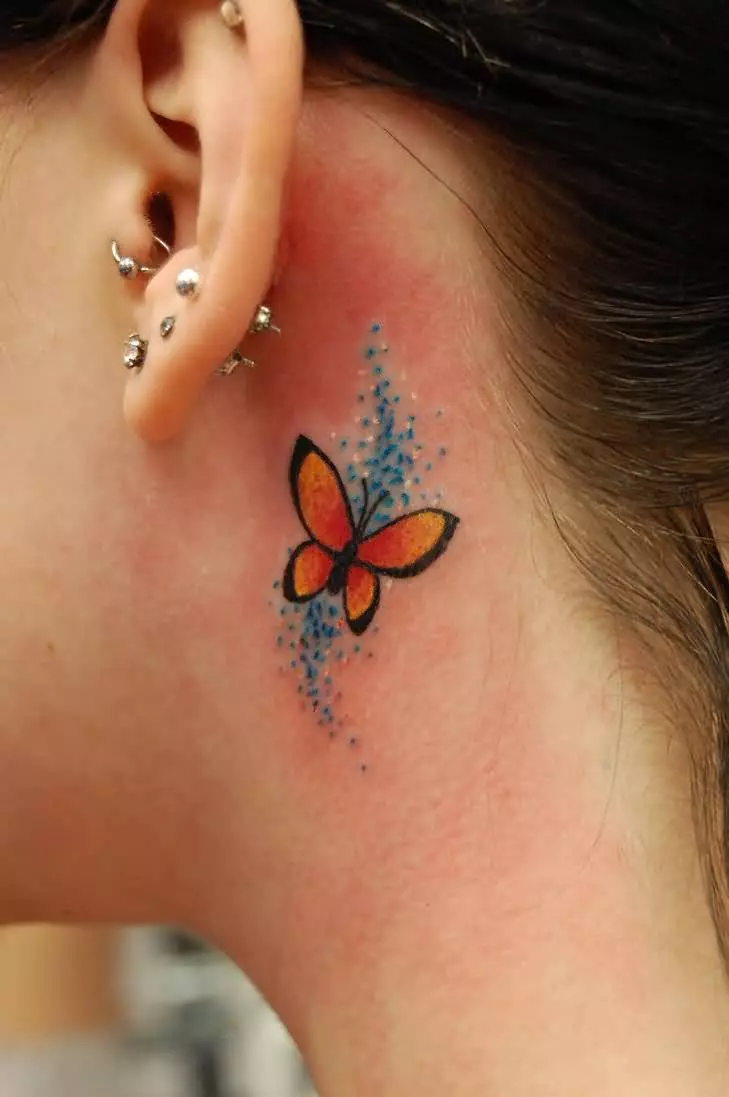 Tato di belakang telinga untuk anak perempuan (39 foto): sketsa tato kecil, nilai tato mini wanita, tato dengan bintang dan prasasti, ular dan bulu, pilihan lain 14190_33