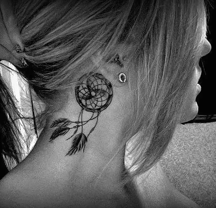 Tatuatge darrere de l'orella per a les nenes (39 fotos): esbossos de tatuatges petits, el valor de mini-tatuatge de les dones, els tatuatges amb estrelles i inscripcions, serps i plomes, altres opcions 14190_36
