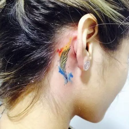 Tatuiruotė už mergaičių ausies (39 nuotraukos): mažų tatuiruočių eskizai, moterų mini tatuiruotės vertė, tatuiruotės su žvaigždėmis ir užrašais, gyvatėmis ir plunksnomis, kitomis galimybėmis 14190_37