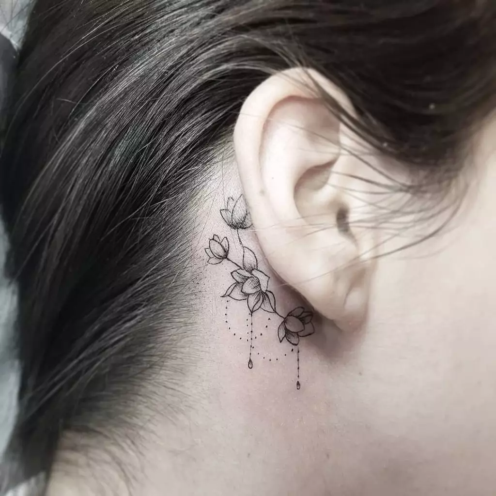 Tatouage derrière l'oreille pour les filles (39 photos): croquis de petits tatouages, la valeur du mini-tatouage des femmes, tatouages ​​avec étoiles et inscriptions, serpents et plumes, autres options 14190_5