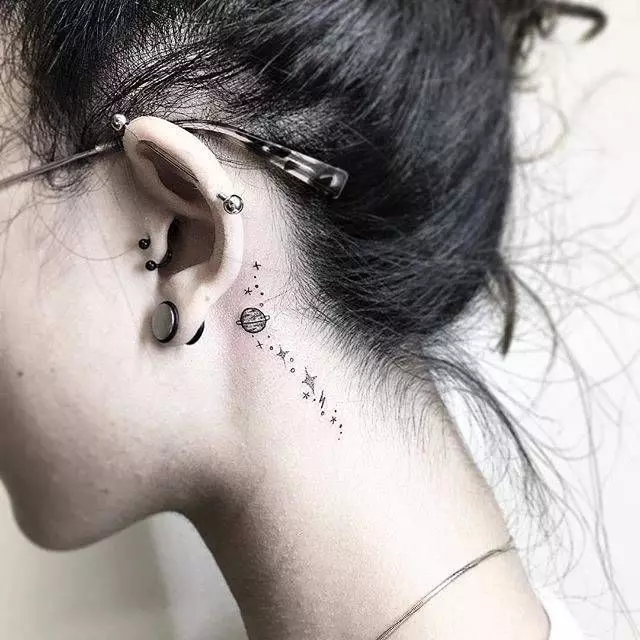 Tattoo bag øret for piger (39 billeder): skitser af små tatoveringer, værdien af ​​kvinders mini-tatovering, tatoveringer med stjerner og påskrifter, slanger og fjer, andre muligheder 14190_7