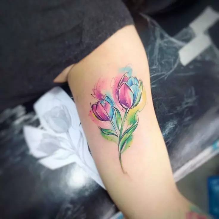 Tattoo ດ້ວຍດອກທິວລິບ: ມູນຄ່າຂອງ tattoos ສໍາລັບເດັກຍິງແລະສໍາລັບຜູ້ຊາຍ, sketches ໄດ້. Tattoo ໃນອີກດ້ານກ່ຽວກັບການ wrist ແລະໃນພື້ນທີ່ອື່ນໆ, tulip ສີດໍາແລະທາງເລືອກອື່ນ 14192_10