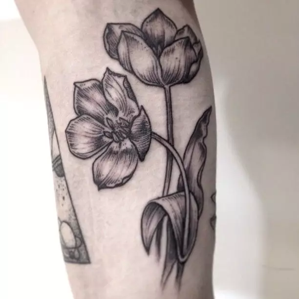 Tattoo con tulipas: o valor dos tatuajes para nenas e para homes, bosquexos. Tatuaxe na man sobre o pulso e noutras áreas, tulipa negra e outras opcións 14192_13