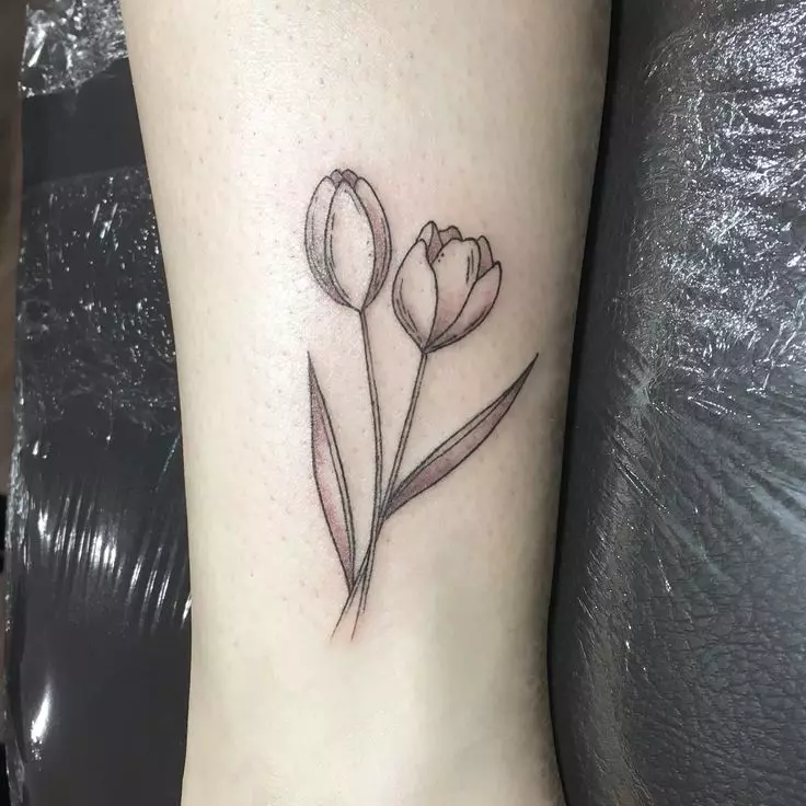 Tattoo con tulipas: o valor dos tatuajes para nenas e para homes, bosquexos. Tatuaxe na man sobre o pulso e noutras áreas, tulipa negra e outras opcións 14192_14