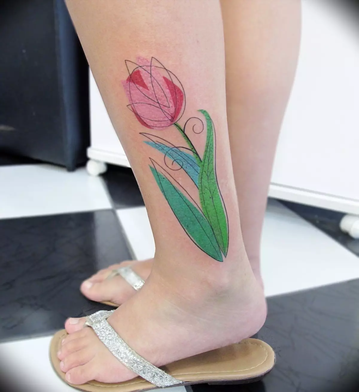 Tatuagem com tulipas: o valor das tatuagens para meninas e para homens, esboços. Tatuagem na mão no pulso e em outras áreas, tulipa preta e outras opções 14192_15