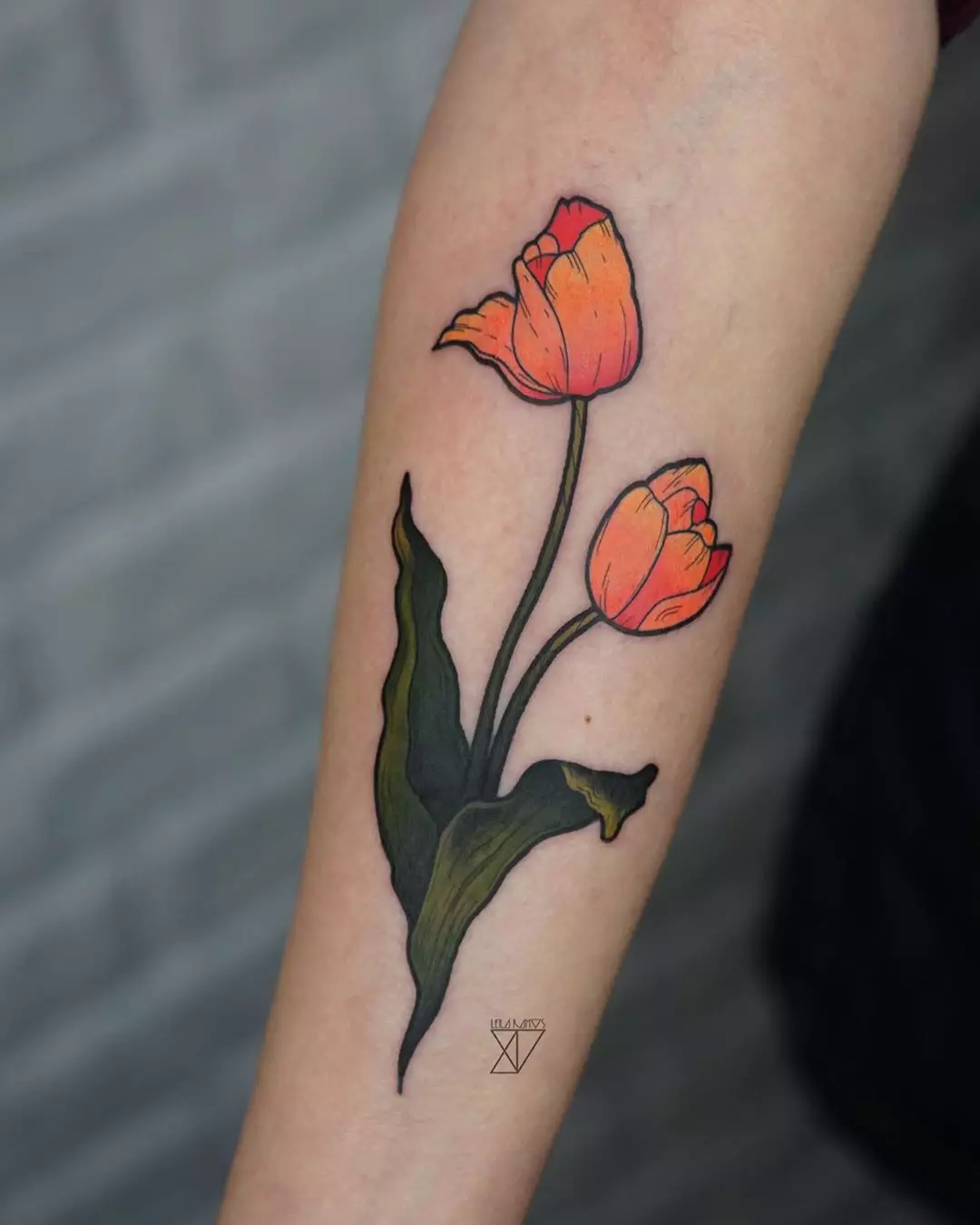 Tattoo con tulipas: o valor dos tatuajes para nenas e para homes, bosquexos. Tatuaxe na man sobre o pulso e noutras áreas, tulipa negra e outras opcións 14192_16