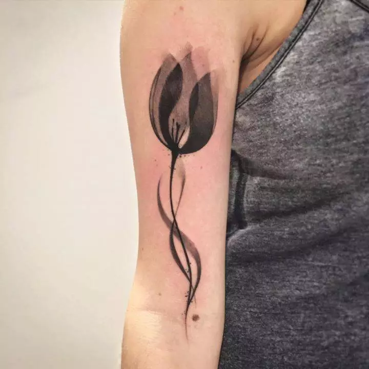 Tato dengan tulip: nilai tato untuk anak perempuan dan untuk pria, sketsa. Tato di tangan pergelangan tangan dan di daerah lain, tulip hitam dan opsi lainnya 14192_17