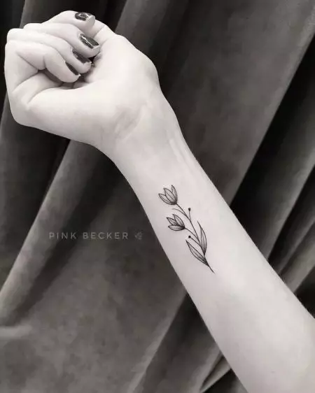 Tattoo con tulipas: o valor dos tatuajes para nenas e para homes, bosquexos. Tatuaxe na man sobre o pulso e noutras áreas, tulipa negra e outras opcións 14192_19