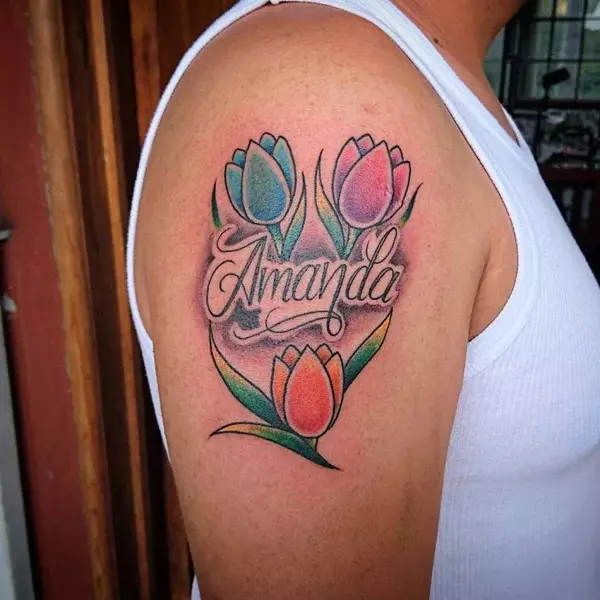 Tattoo con tulipas: o valor dos tatuajes para nenas e para homes, bosquexos. Tatuaxe na man sobre o pulso e noutras áreas, tulipa negra e outras opcións 14192_2