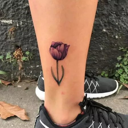 Tattoo ດ້ວຍດອກທິວລິບ: ມູນຄ່າຂອງ tattoos ສໍາລັບເດັກຍິງແລະສໍາລັບຜູ້ຊາຍ, sketches ໄດ້. Tattoo ໃນອີກດ້ານກ່ຽວກັບການ wrist ແລະໃນພື້ນທີ່ອື່ນໆ, tulip ສີດໍາແລະທາງເລືອກອື່ນ 14192_21
