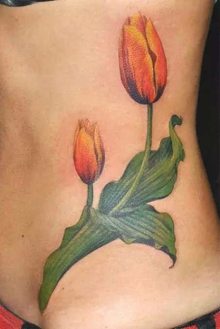 Tattoo con tulipas: o valor dos tatuajes para nenas e para homes, bosquexos. Tatuaxe na man sobre o pulso e noutras áreas, tulipa negra e outras opcións 14192_22