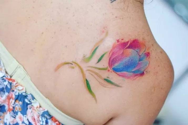 Tato dengan tulip: nilai tato untuk anak perempuan dan untuk pria, sketsa. Tato di tangan pergelangan tangan dan di daerah lain, tulip hitam dan opsi lainnya 14192_23