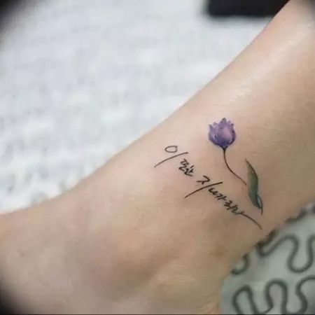 Tato dengan tulip: nilai tato untuk anak perempuan dan untuk pria, sketsa. Tato di tangan pergelangan tangan dan di daerah lain, tulip hitam dan opsi lainnya 14192_27